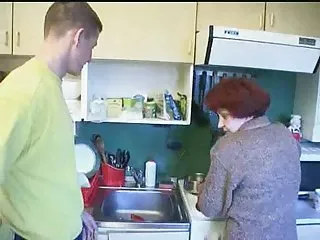 Дикий creampie в киске шлюха с прикладом в середине поля