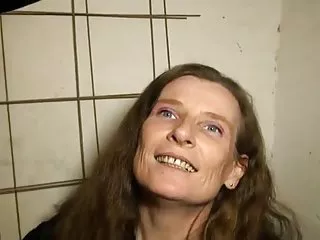 Жестокая шлюха трахается с мужчиной, которого она встречала в сети