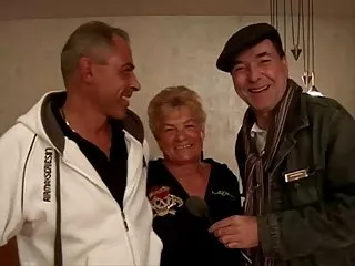 Жена сосет делает глубокое горло перед веб-камерой