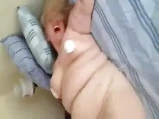 Мать удивляет своего сына, отрываясь