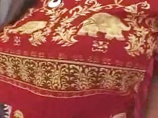 Его сестра дает ему минет, а мать смотрит