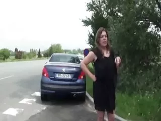 Сестры едят петух, пока парень играет