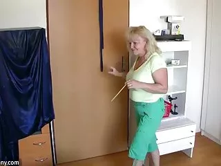 Испанский сосунок, питающийся сливками