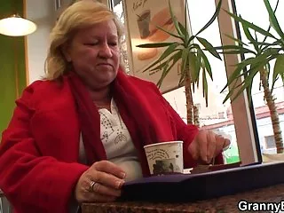 Яростный испанский трахает парня с доставкой и записывает все
