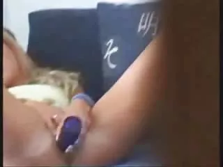 Он встречает ее Тиндером, и он трахает ее дома