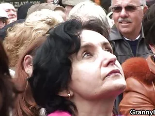Зрелые большие сиськи вынуждены сосать петух