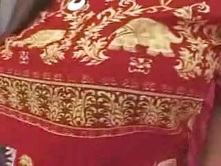 Киску послушно гордится тем, что ее бойфренд используется в качестве шлюхи